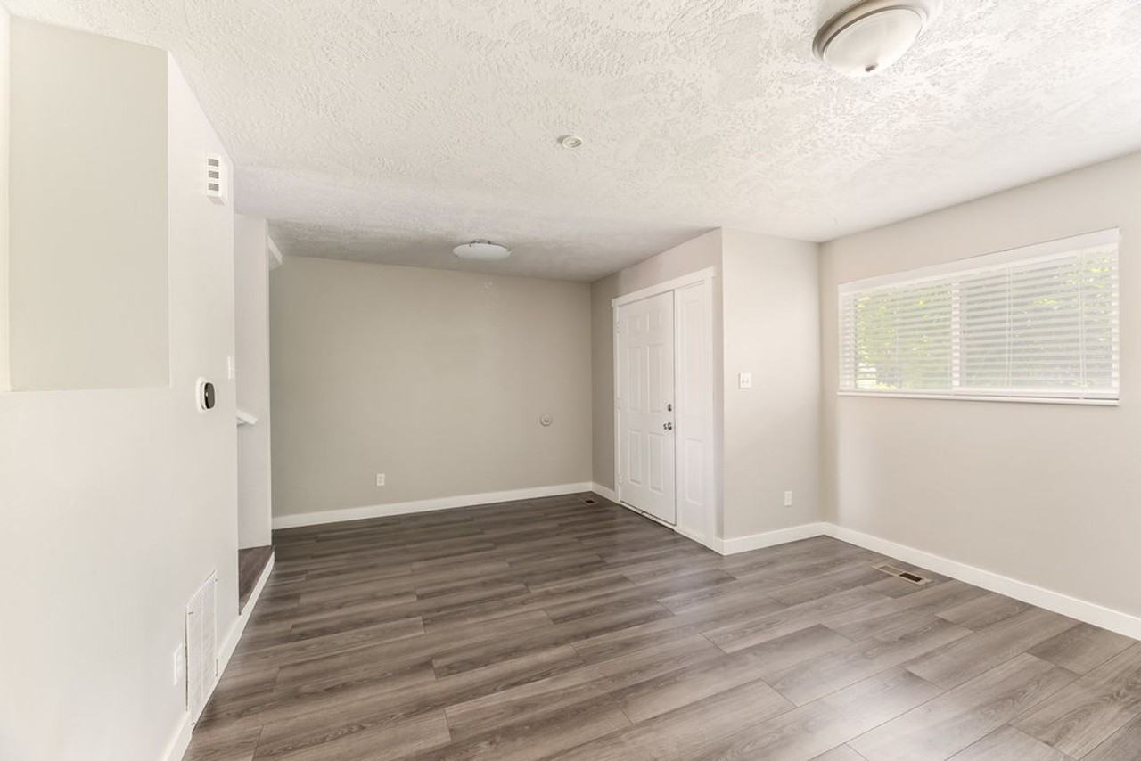 596 W 1975 N - Photo 3 of 20