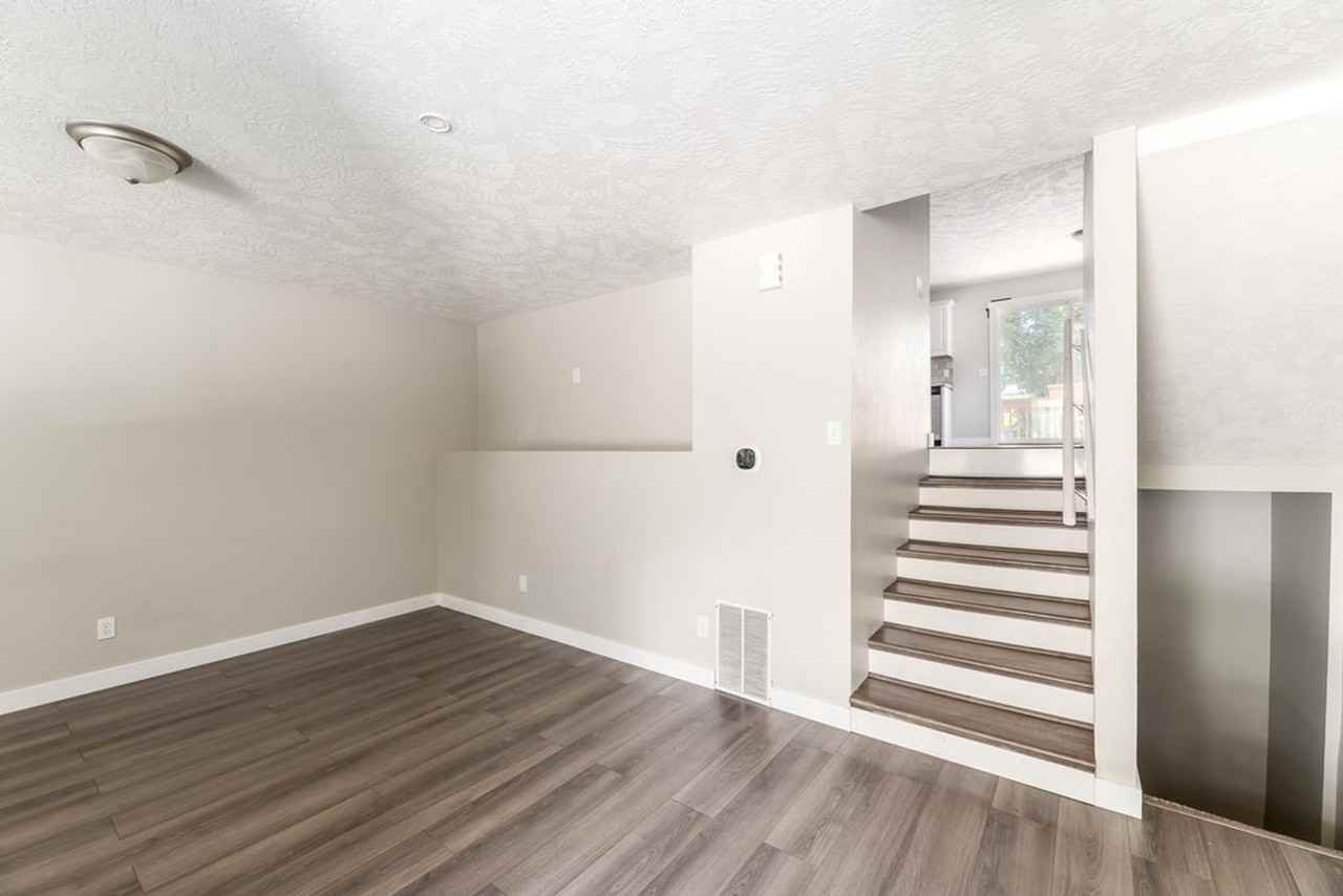 596 W 1975 N - Photo 4 of 20