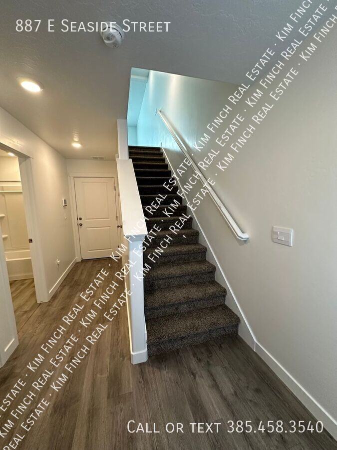 887 E Seaside St - Photo 3 of 22