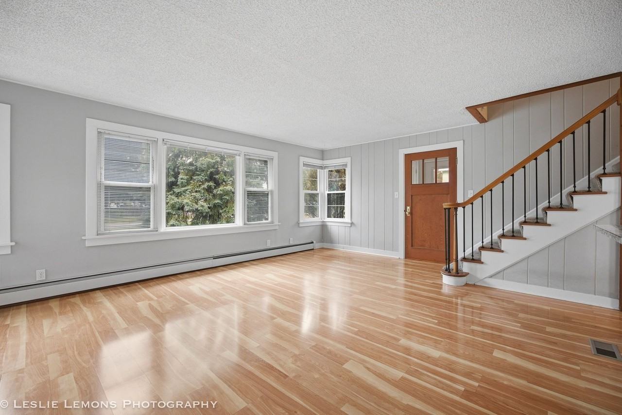 560 S Webster St - Photo 3 of 25