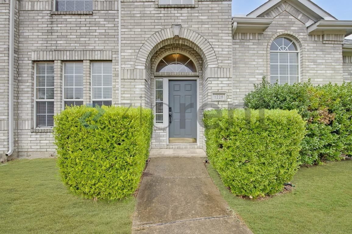 1228 Hillcrest Dr - Photo 4 of 36