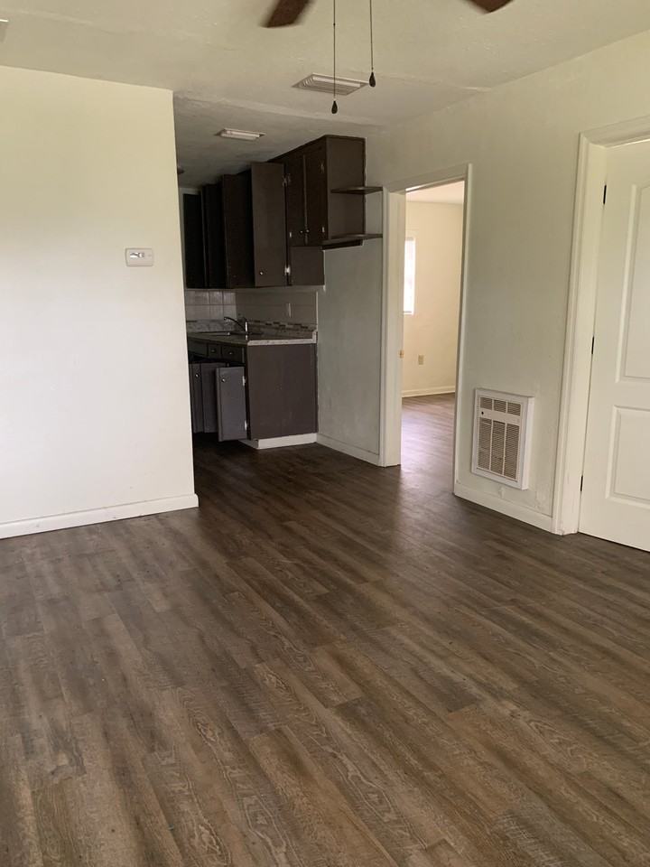 2615 44th St #B - Photo 2 of 5