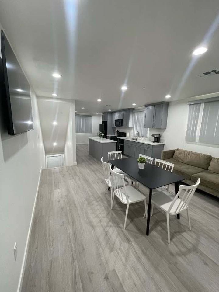 1432 E 20th St #1 - Photo 4 of 5