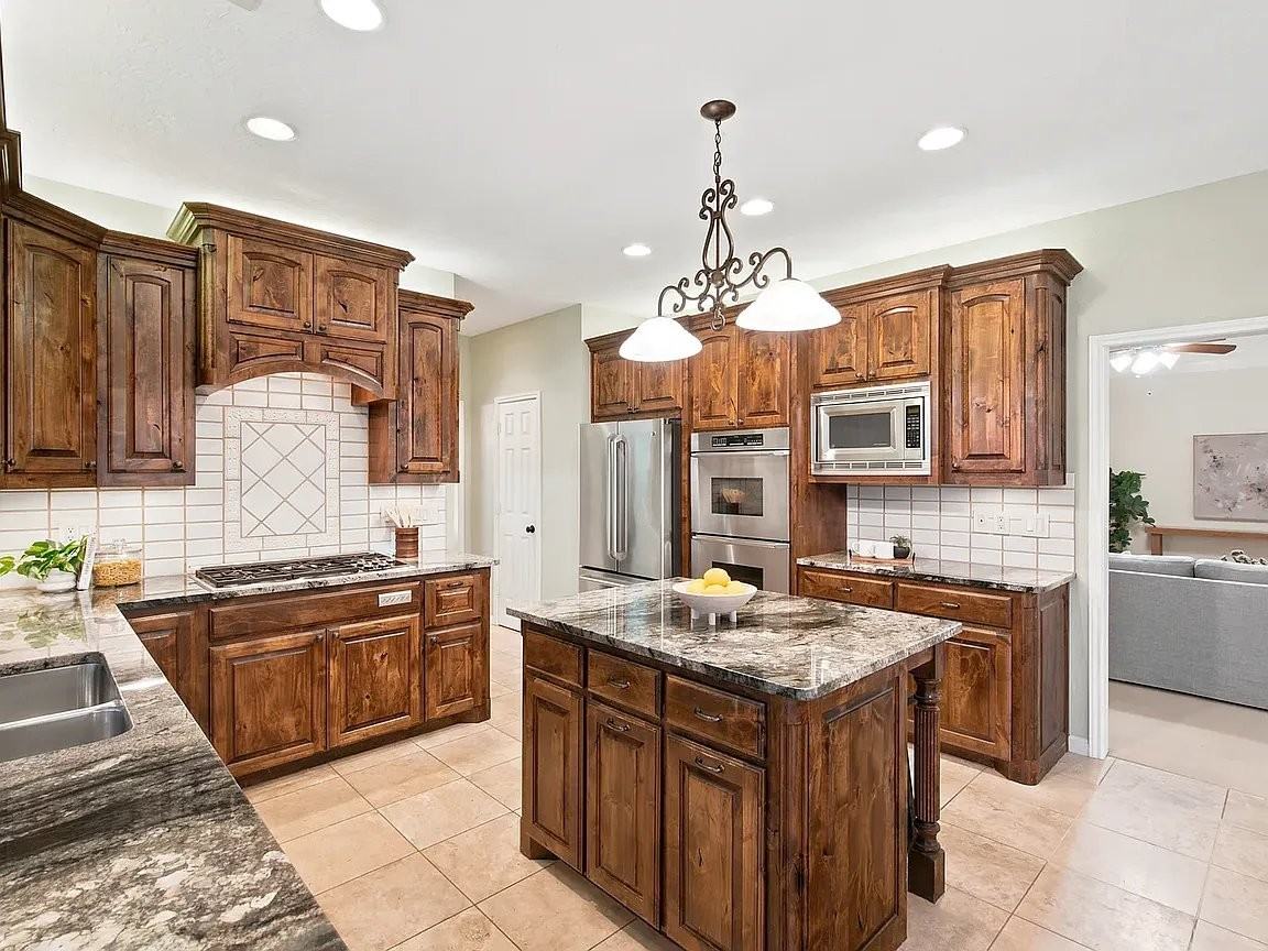 905 Silverthorne Trl - Photo 2 of 19