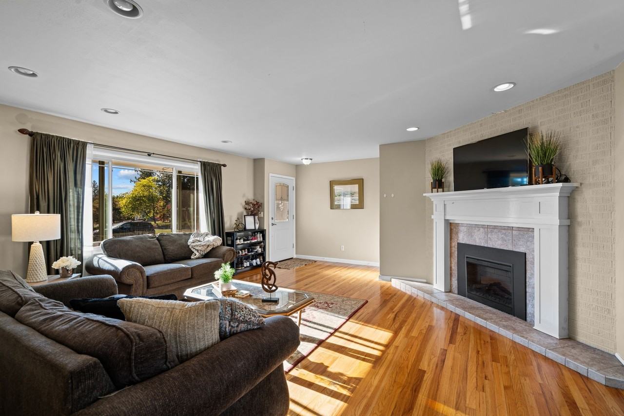 4107 S Hogan St - Photo 4 of 20