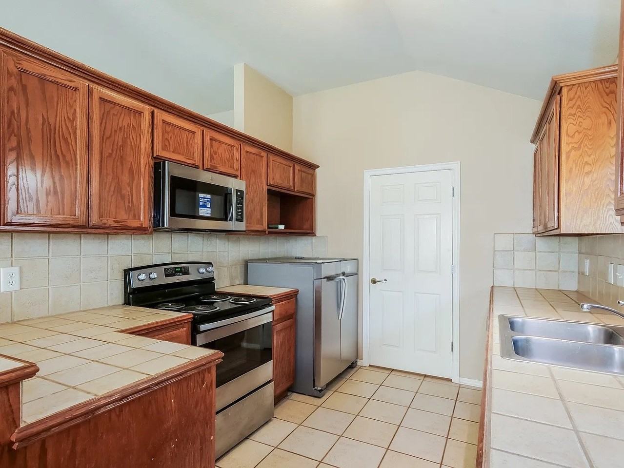 1850 Long Trl - Photo 2 of 10
