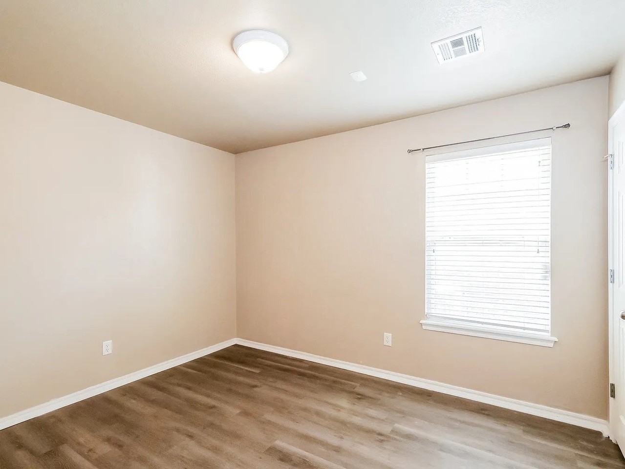 1850 Long Trl - Photo 3 of 10