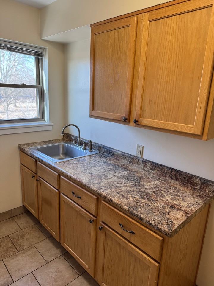 885 Saint Paul Ave #5 - Photo 4 of 16
