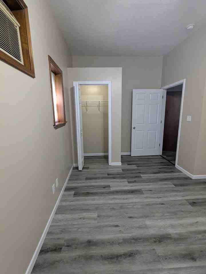 209 W Oak St - Photo 2 of 10