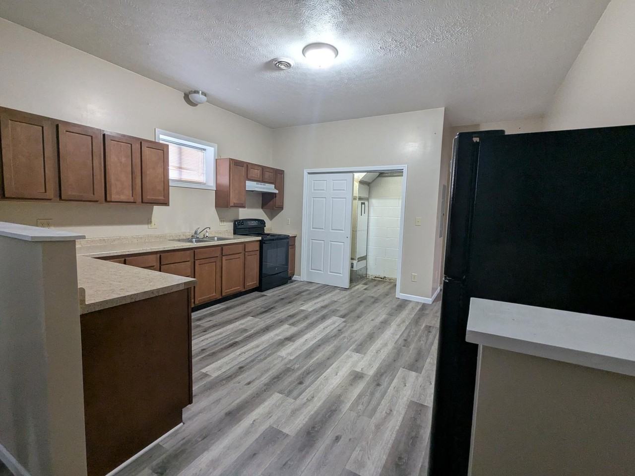 209 W Oak St - Photo 4 of 10