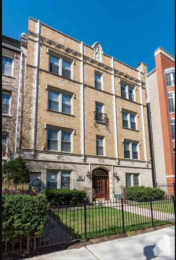 640 West Wrightwood Avenue, Unit 211 - Photo 2 of 10