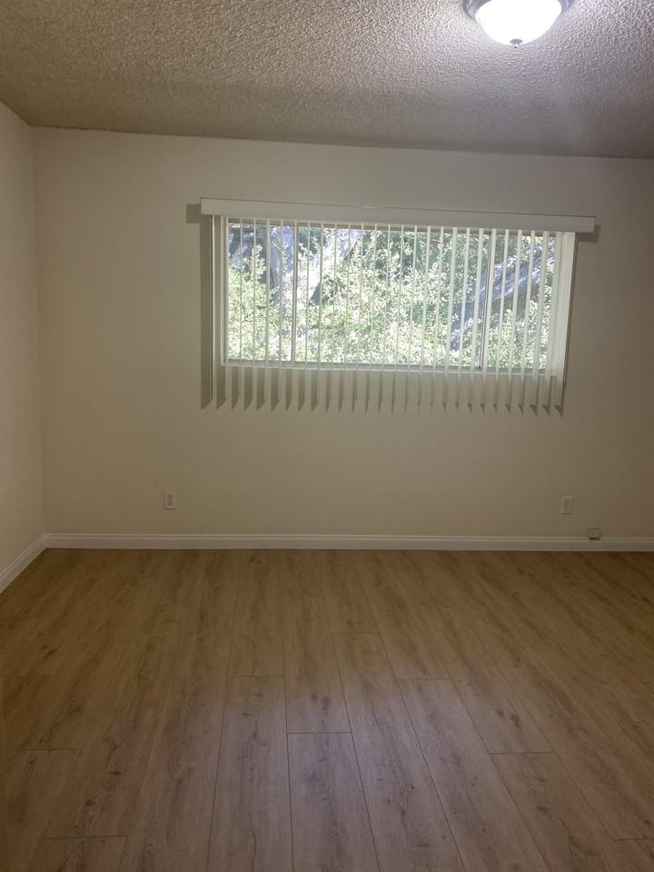 401 E Live Oak St #27 - Photo 4 of 15