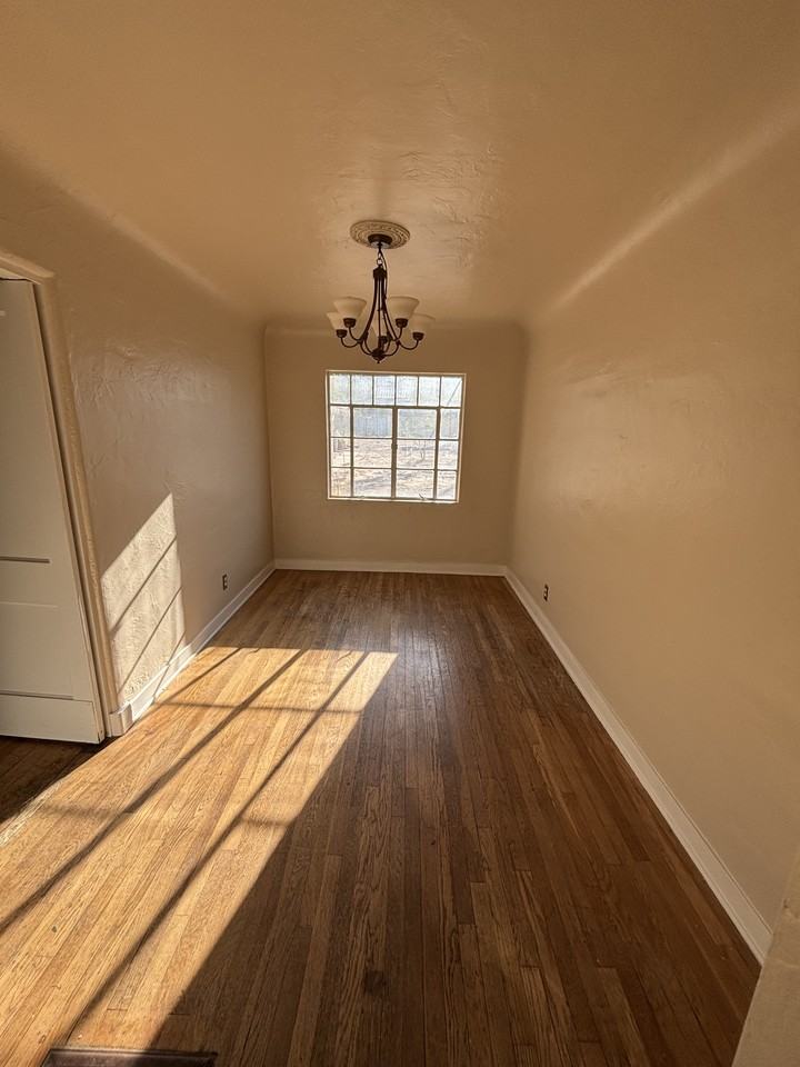 318 Wellesley Dr Se #1 - Photo 3 of 7