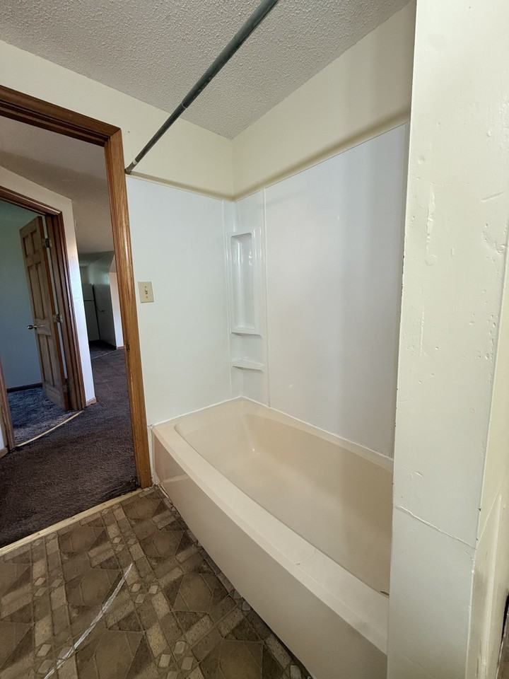 319 1/2 N McDonel St - Photo 4 of 9