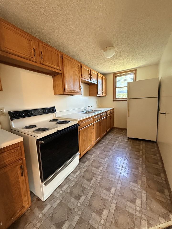 319 1/2 N McDonel St - Photo 7 of 9