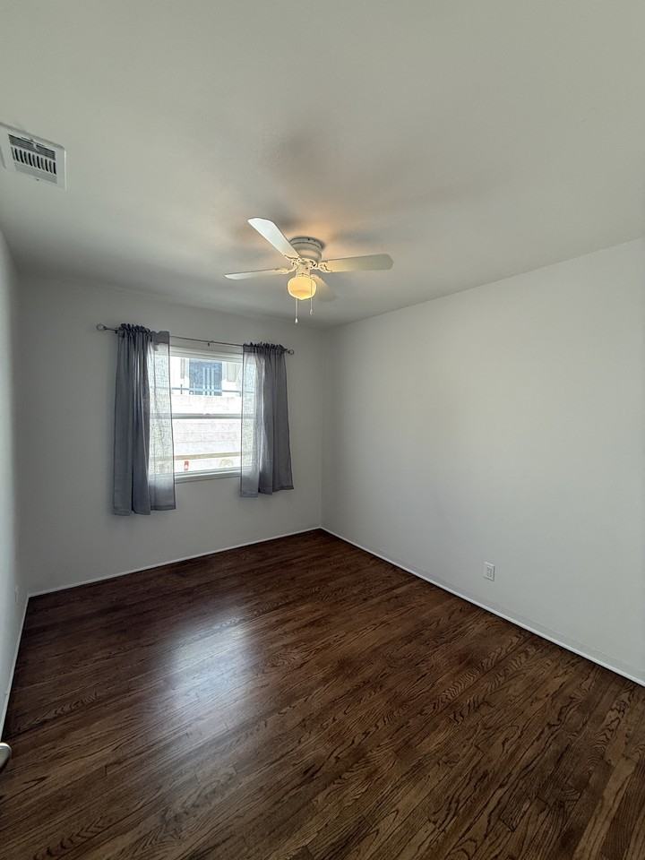 2659 Montrose Ave - Photo 4 of 17