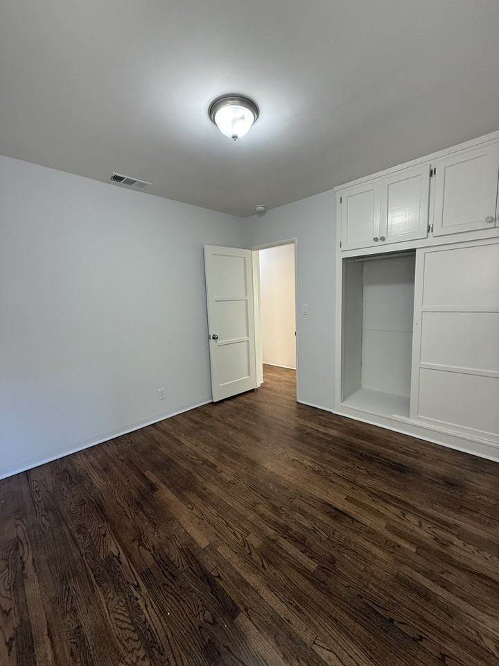 2659 Montrose Ave - Photo 6 of 17