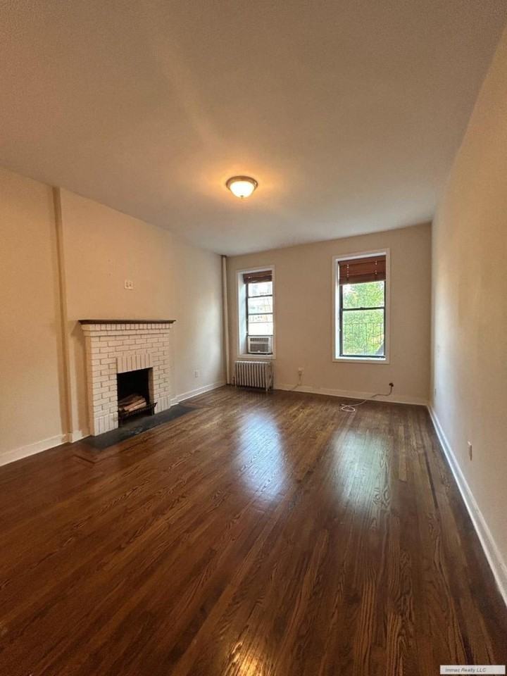 161 W 10th St