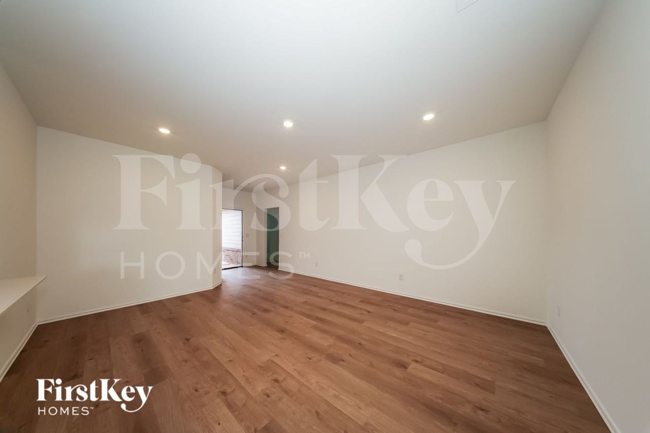 425 Labelle Ln - Photo 3 of 19