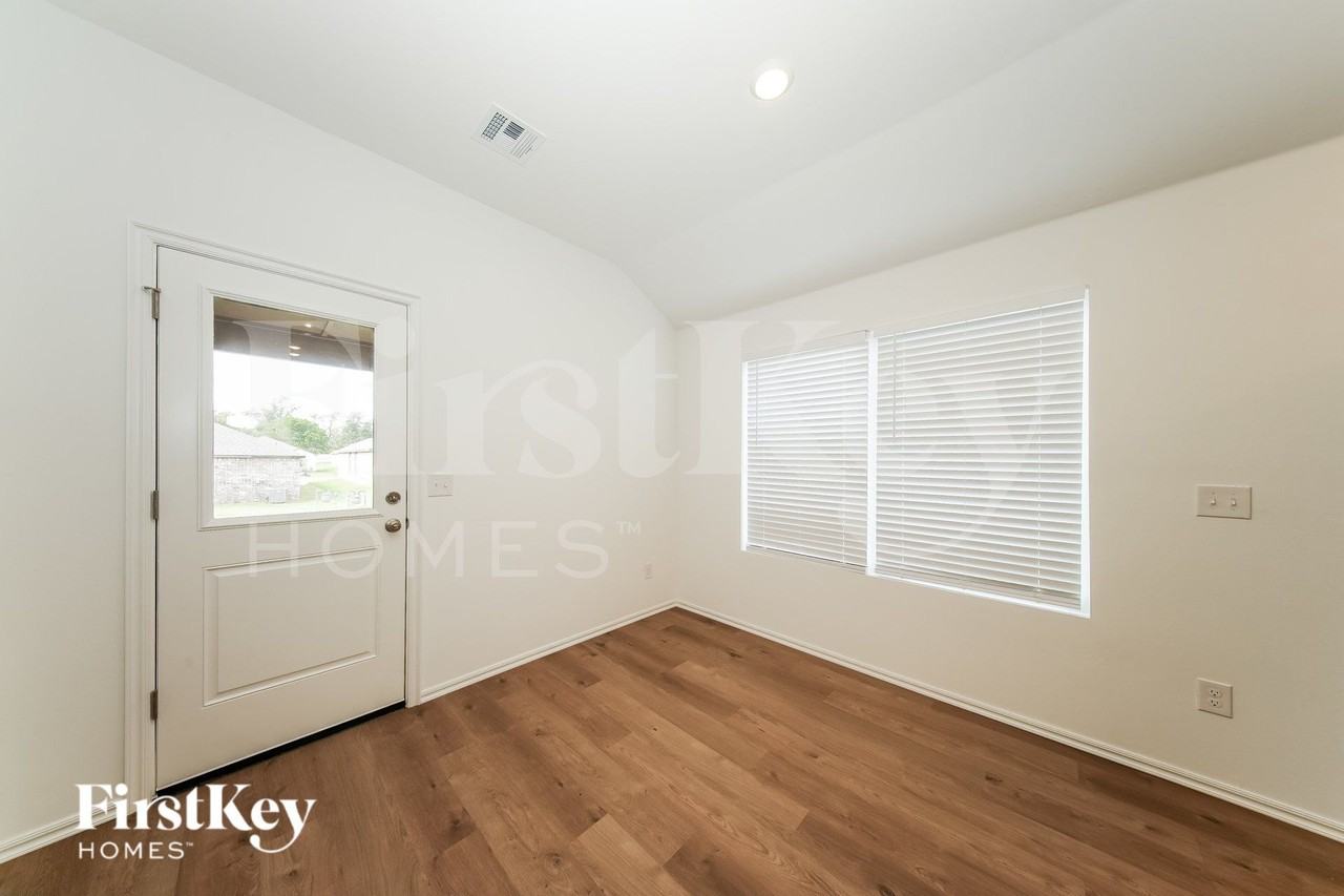 425 Labelle Ln - Photo 6 of 19
