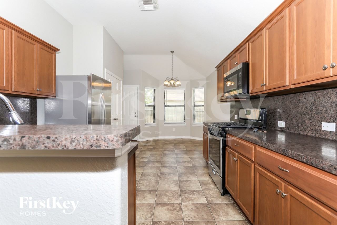 817 Belvedere Dr - Photo 5 of 17