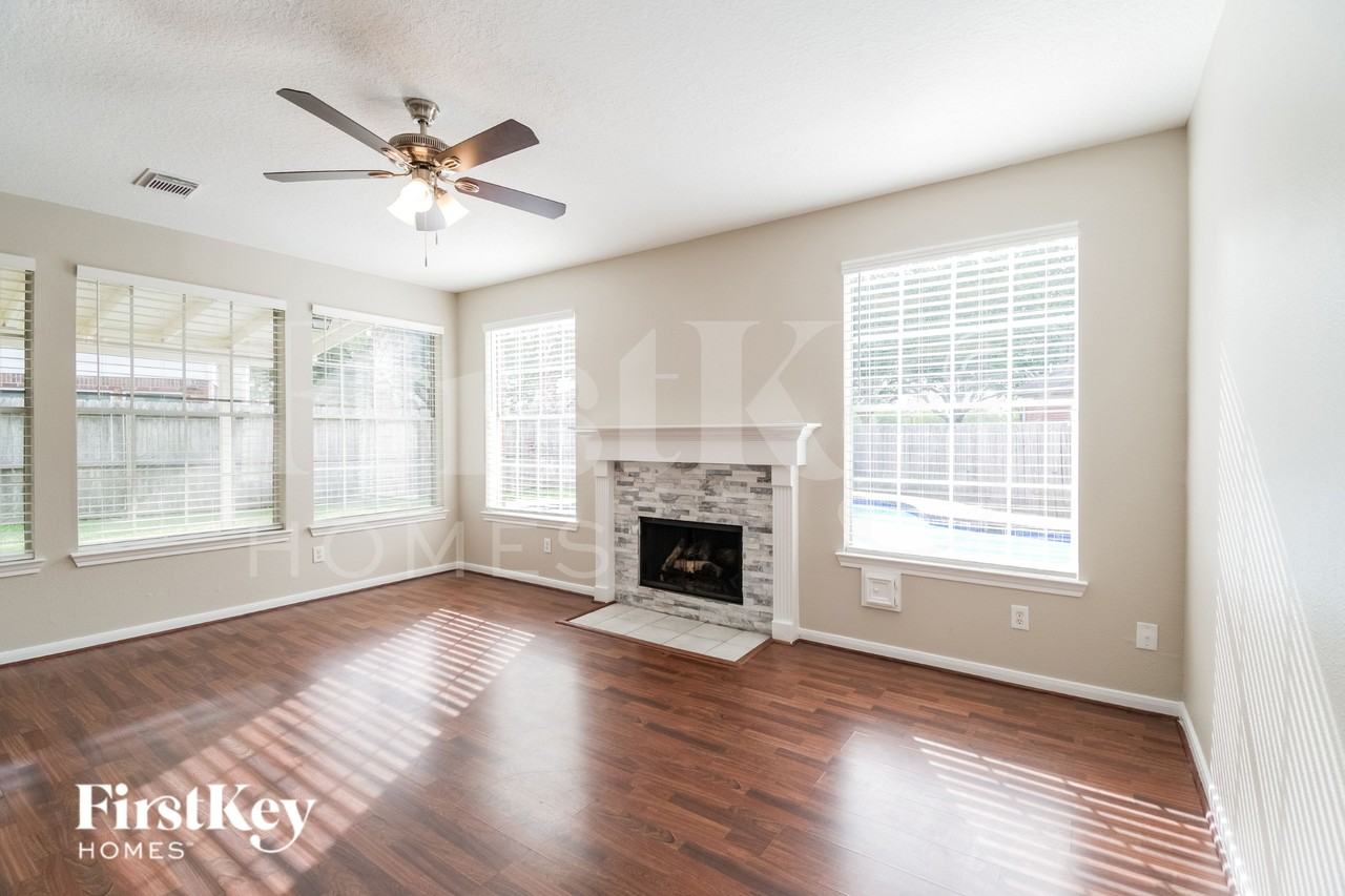 1816 Oak Lake Cir - Photo 2 of 16