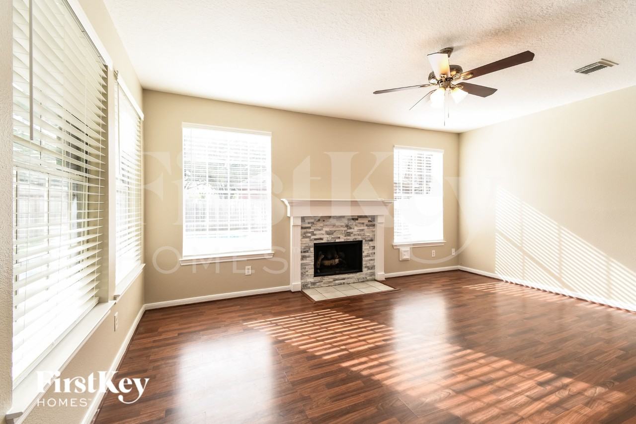 1816 Oak Lake Cir - Photo 3 of 16