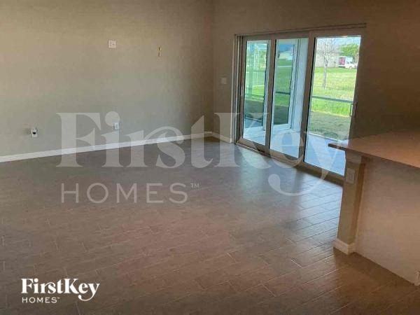 920 Nw Juanita Pl - Photo 3 of 11