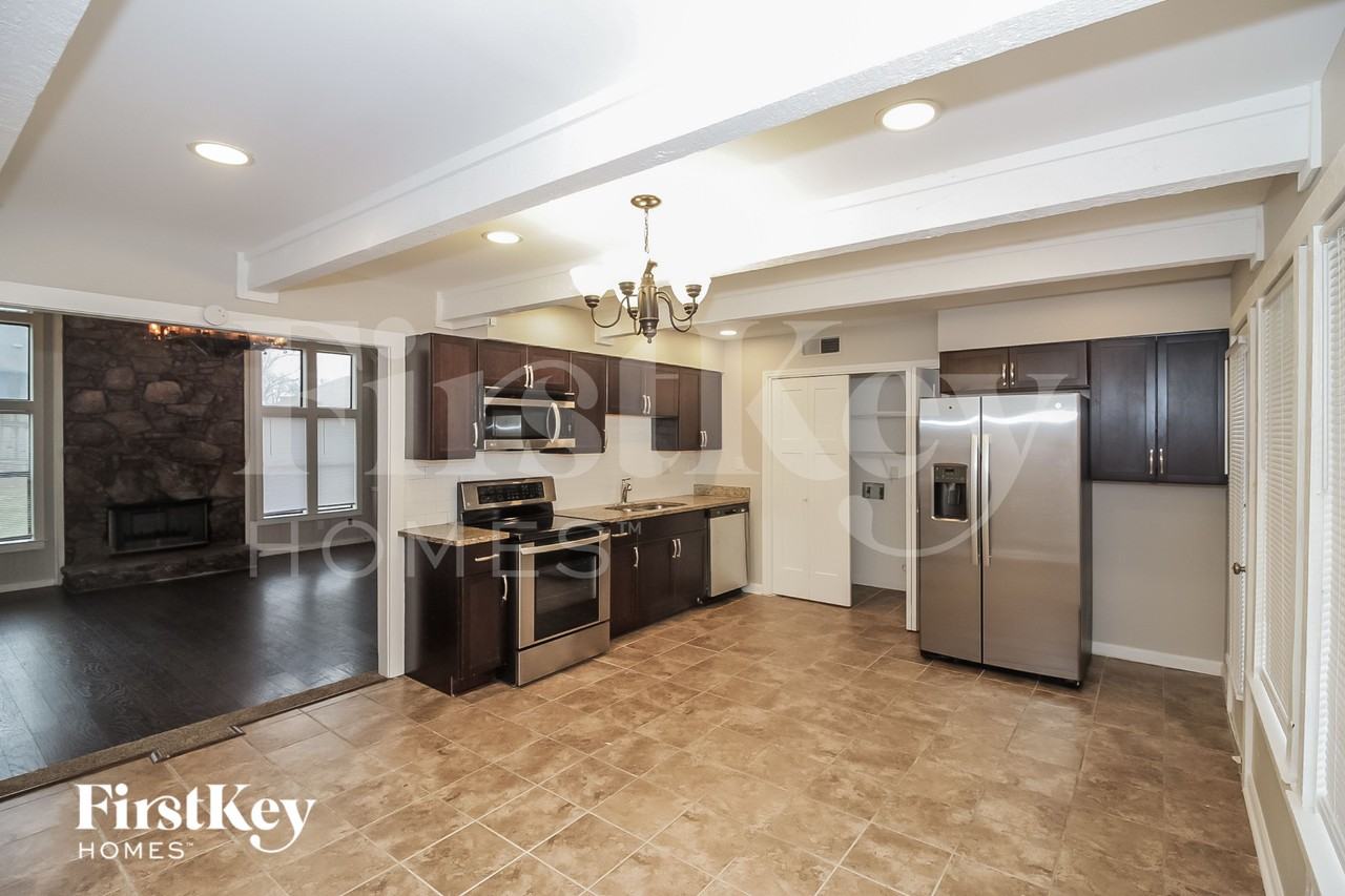 8282 Shallow Glen Trl - Photo 4 of 15