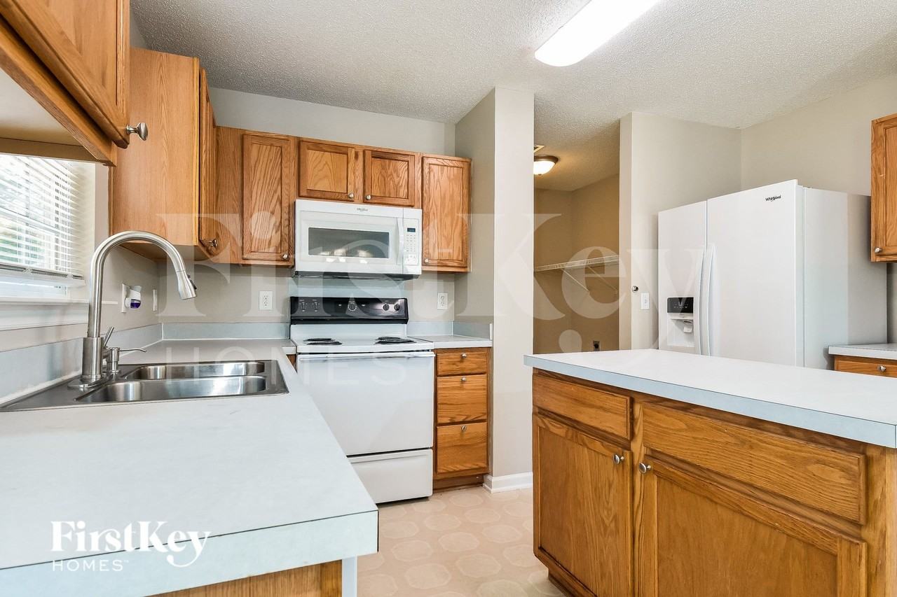 4303 Brecon Ln - Photo 6 of 15