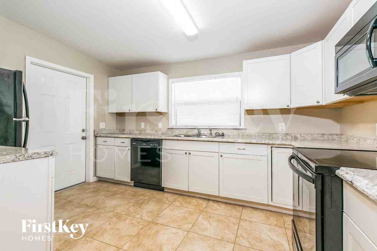 813 W Highland Dr - Photo 5 of 16