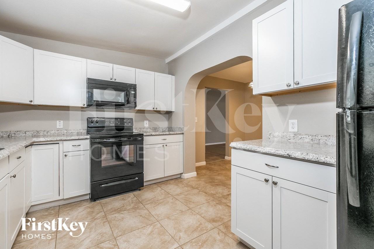 813 W Highland Dr - Photo 6 of 16