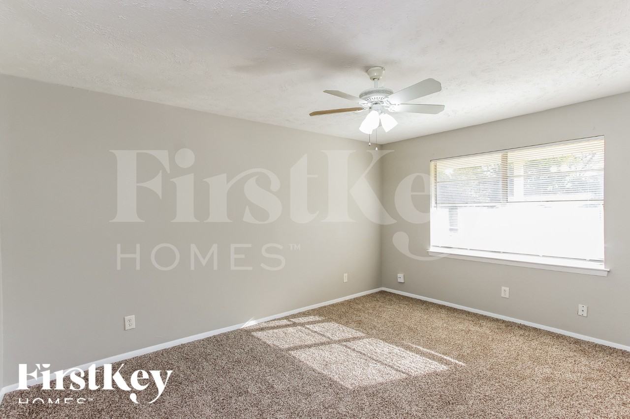 7847 Robincreek Dr - Photo 5 of 17