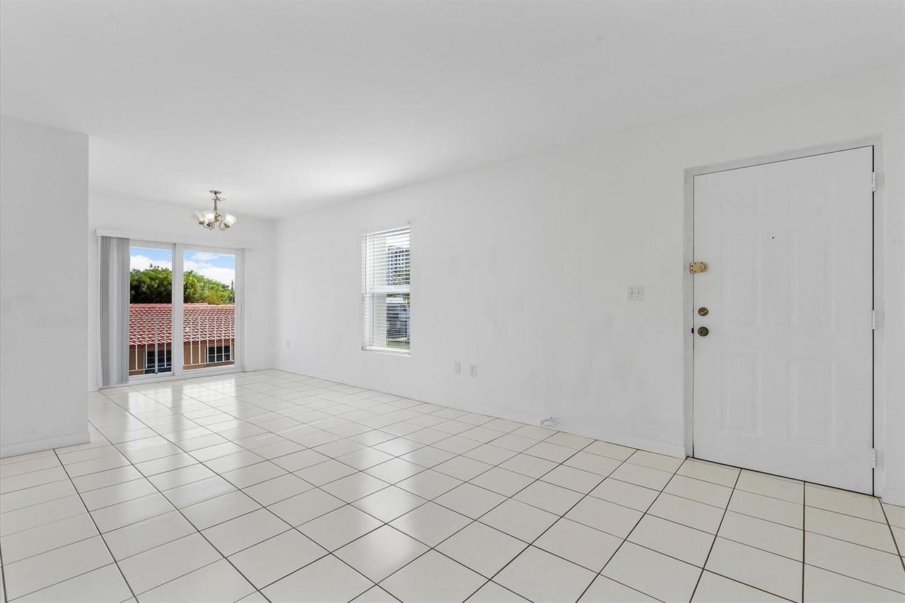 2138 Sw 6th St - Photo 3 of 8