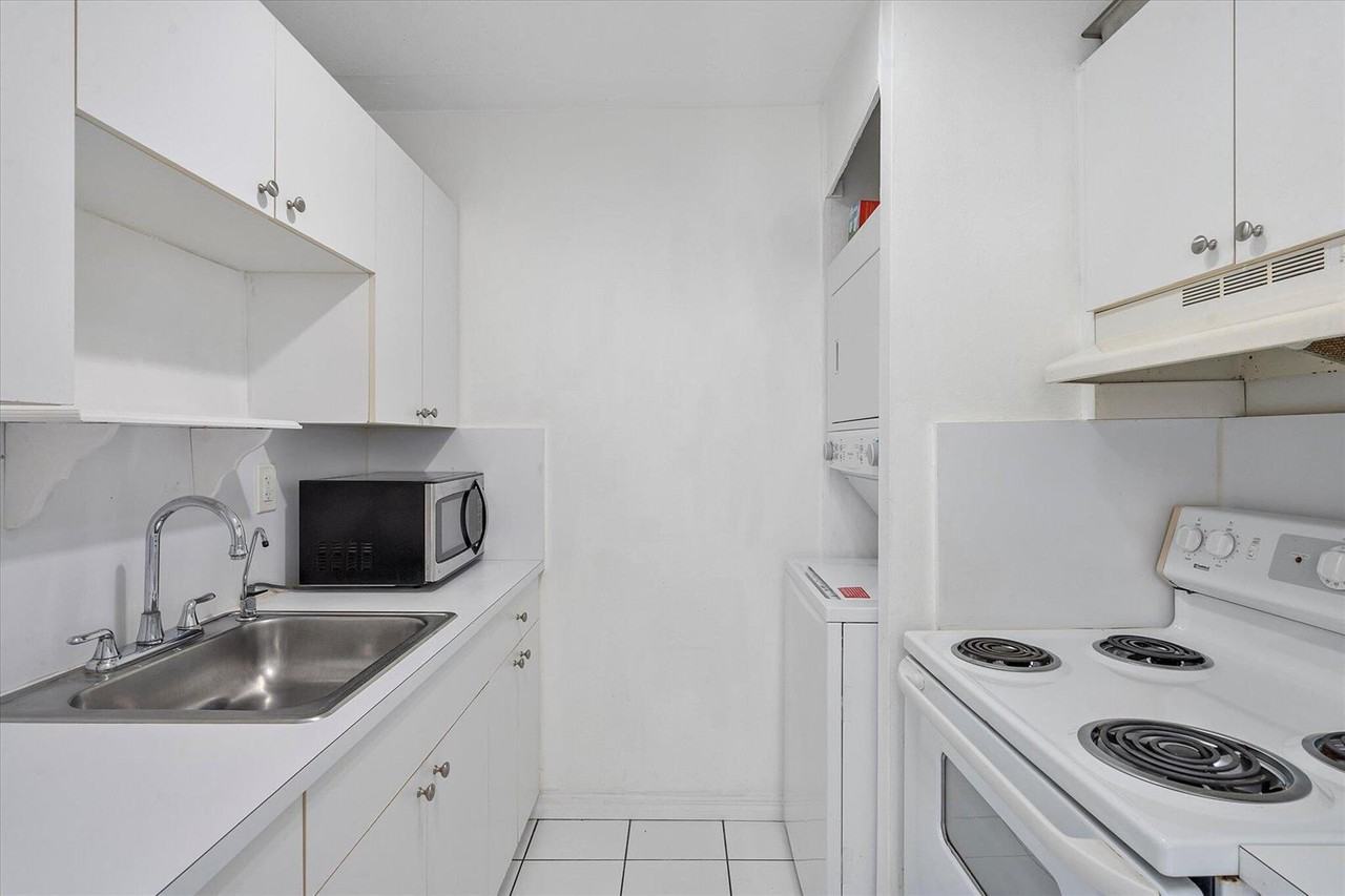 2138 Sw 6th St - Photo 6 of 8