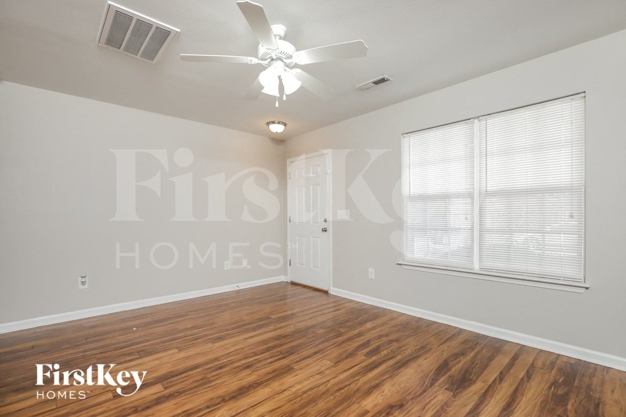 5081 Hogan Point Ct - Photo 4 of 16