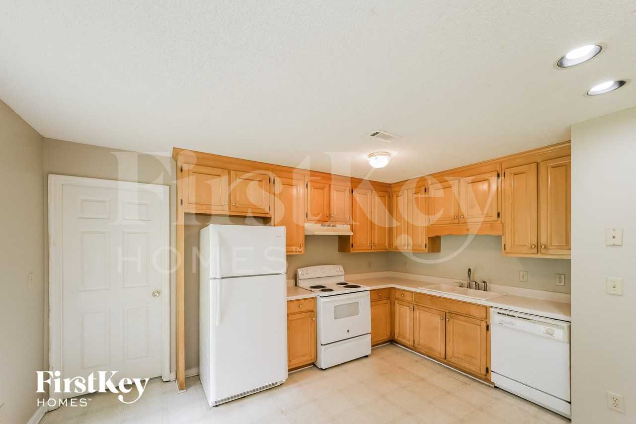 1743 Spring Rd - Photo 5 of 15