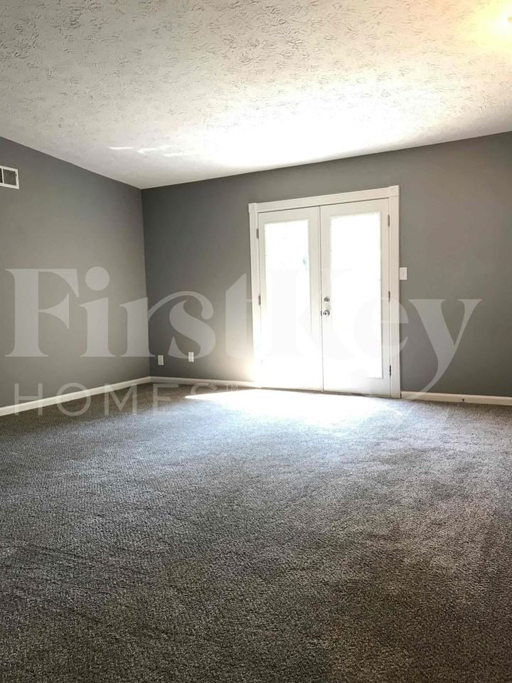 1507 Lansdowne Rd - Photo 4 of 17