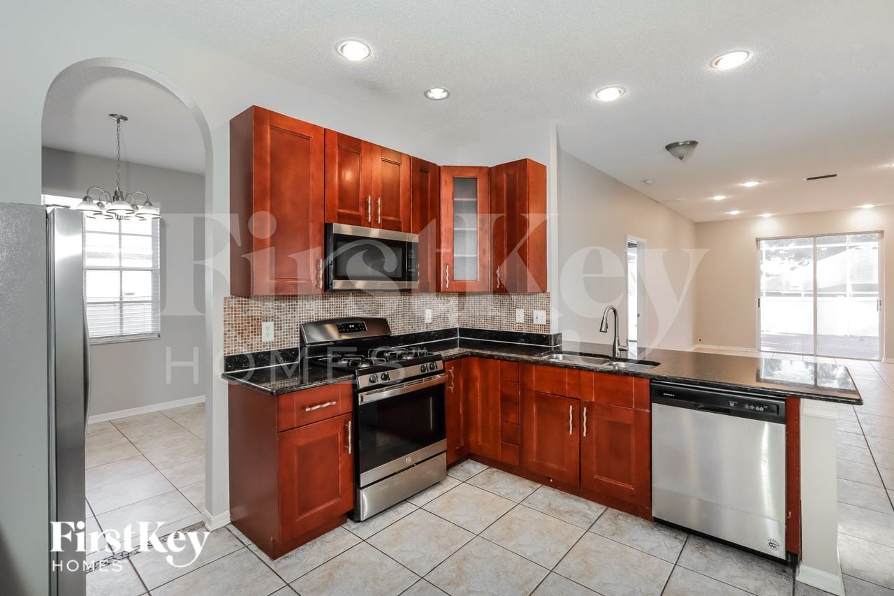 10421 Goldenbrook Way - Photo 5 of 17