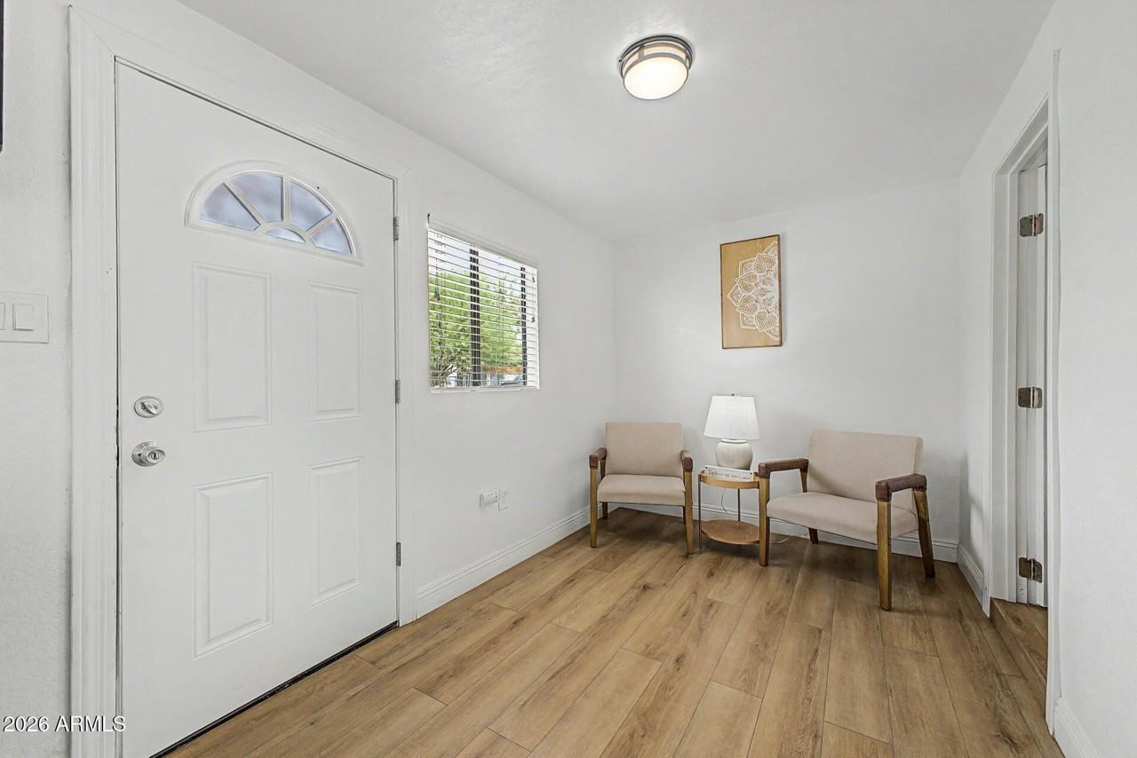 723 E Sunnyslope Ln - Photo 3 of 24