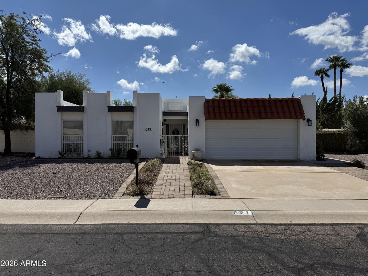 621 E Calavar Rd - Photo 2 of 32