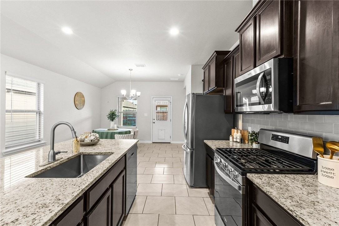 7618 Cowboy Trail Ln - Photo 6 of 23