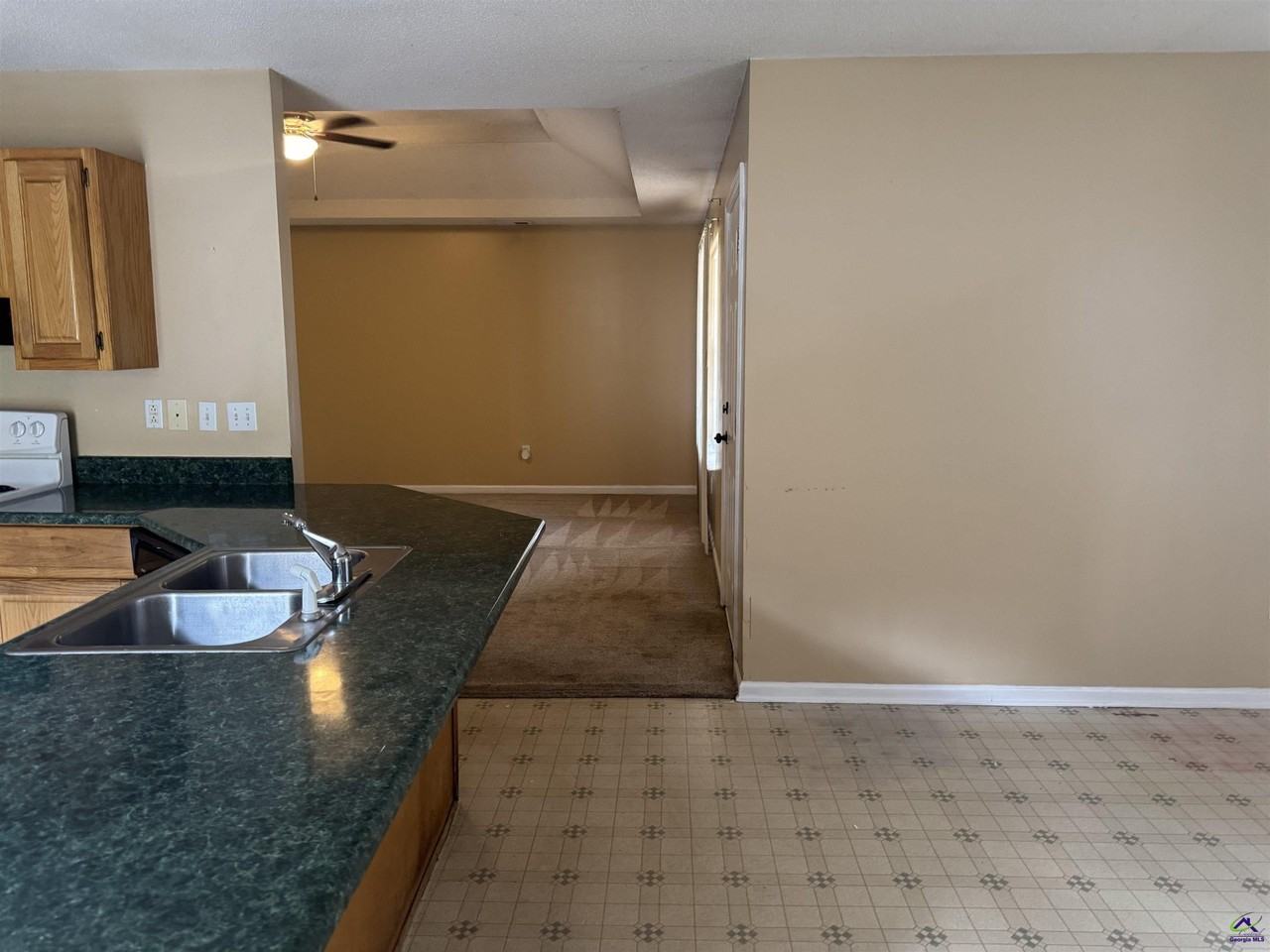 136 Oscar Ct - Photo 4 of 13
