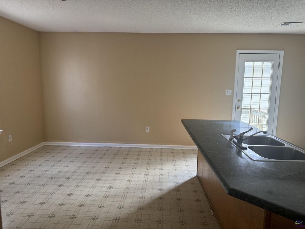 136 Oscar Ct - Photo 6 of 13
