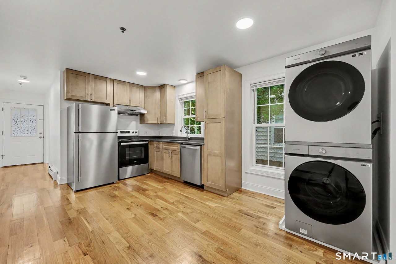 863865 Brewster St - Photo 3 of 15
