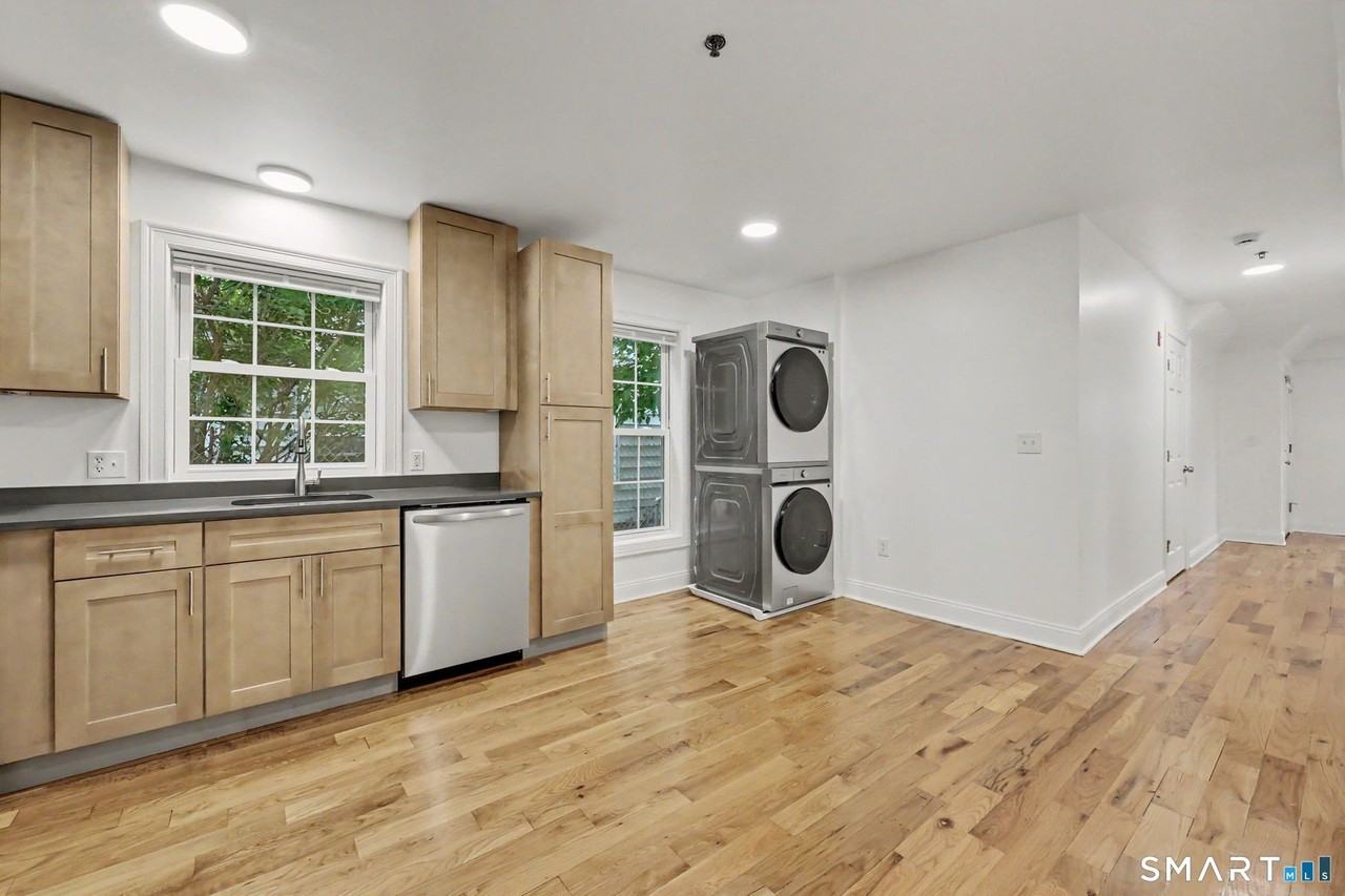 863865 Brewster St - Photo 4 of 15