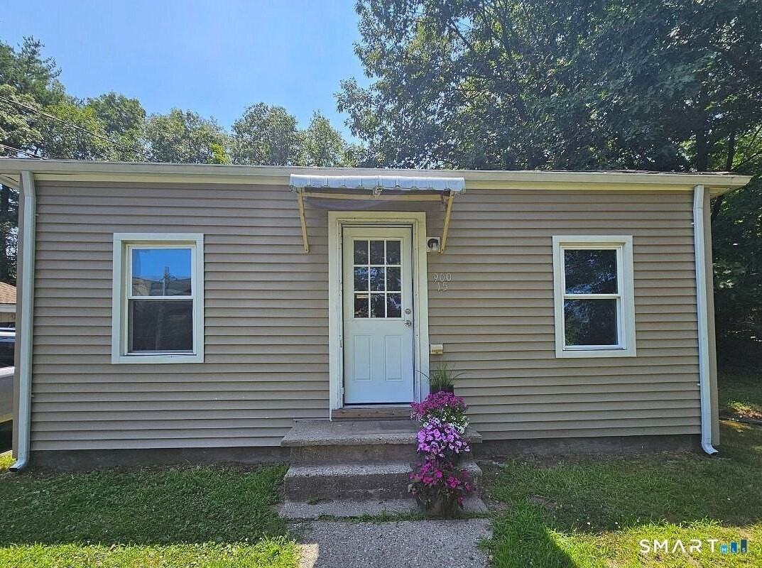 916 Middle St - Photo 2 of 17