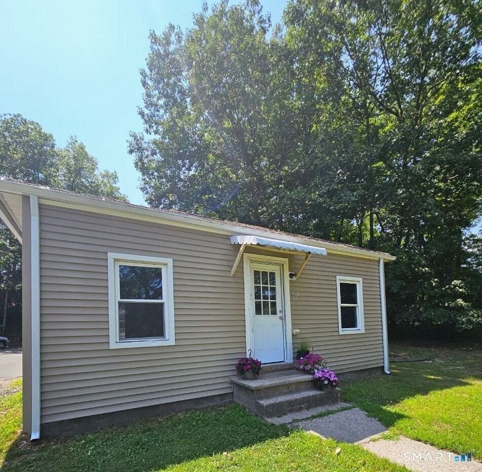 916 Middle St - Photo 3 of 17