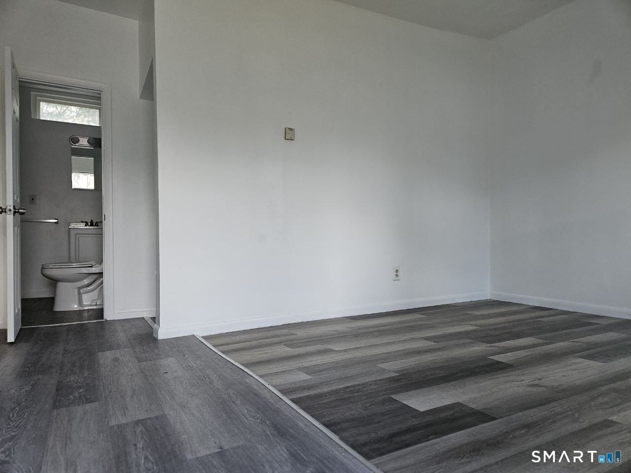 916 Middle St - Photo 4 of 17