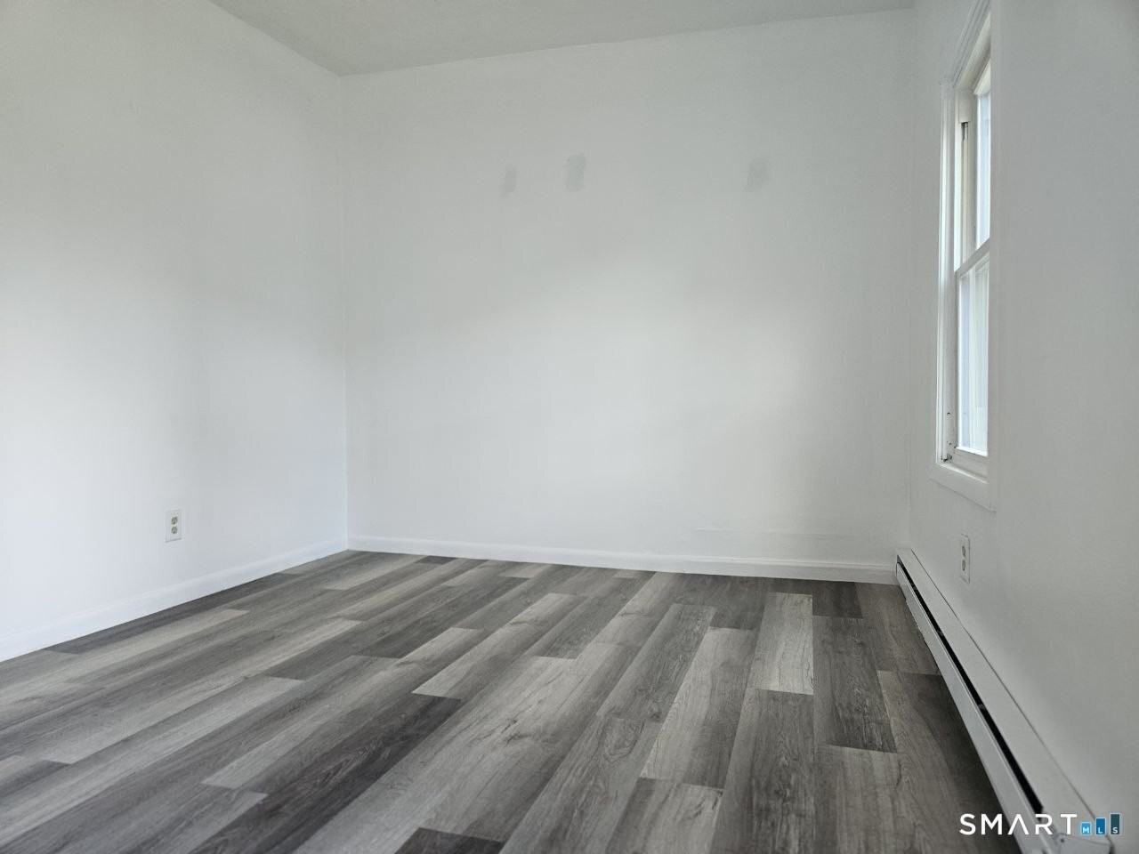 916 Middle St - Photo 5 of 17